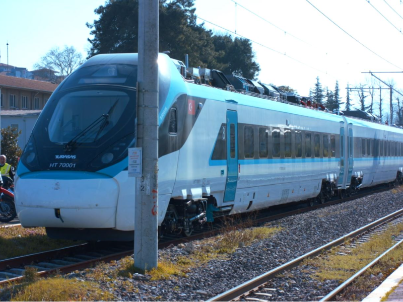 MİLLİ HIZLI TREN SAATTE 225 KİLOMETRE HIZA ÇIKTI