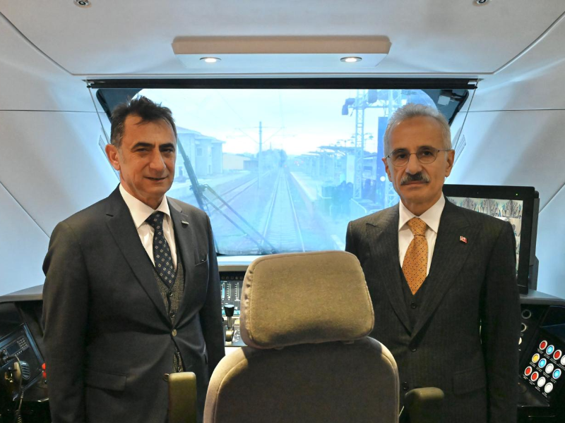 TÜRKİYE’NİN İLK YERLİ VE MİLLİ HIZLI TRENİ RAYLARA İNDİ