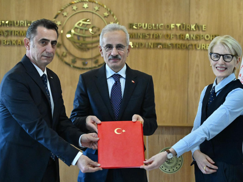 HİDROJEN YAKITLI TREN İÇİN İMZALAR ATILDI